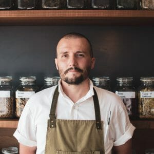 Mirko Gatti auf Nahrungssuche im Unterholz mit dem Restaurant Radici